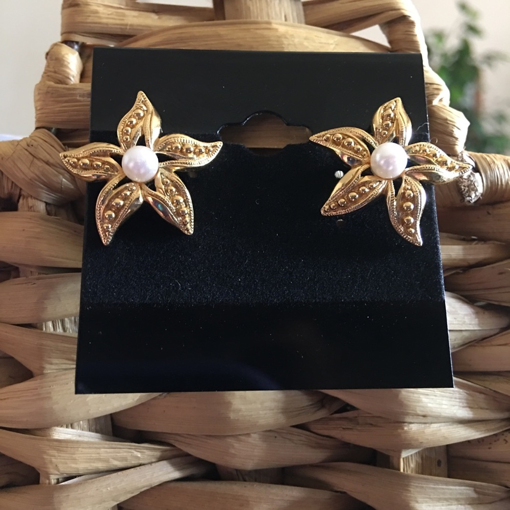 Vintage Avon gold tone pearl starfish earrings